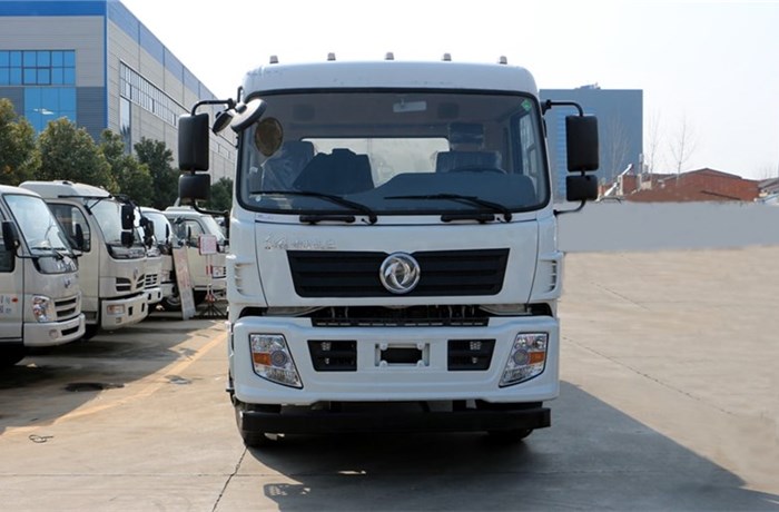 東風(fēng)專(zhuān)底12噸灑水車(chē)
