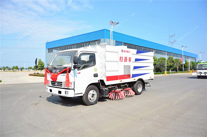 東風(fēng)多利卡D6掃路車(chē)