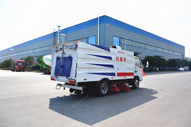 東風(fēng)多利卡D6掃路車(chē)
