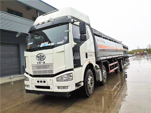26方解放前四后六運油車(chē)