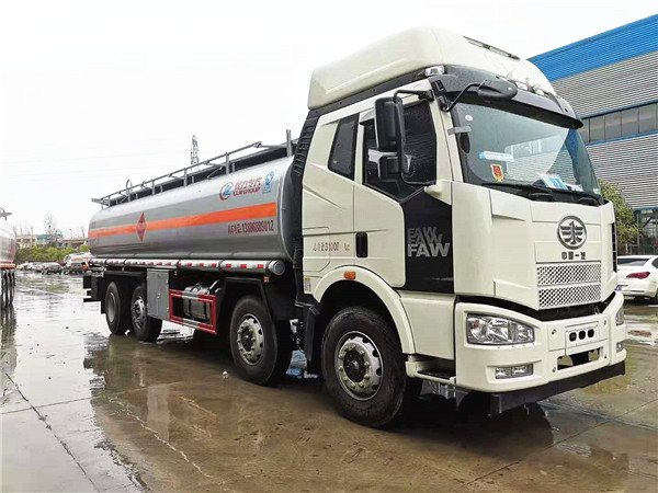 26方運油車(chē)，解放前四后六運油車(chē)發(fā)車(chē)到遼寧大連