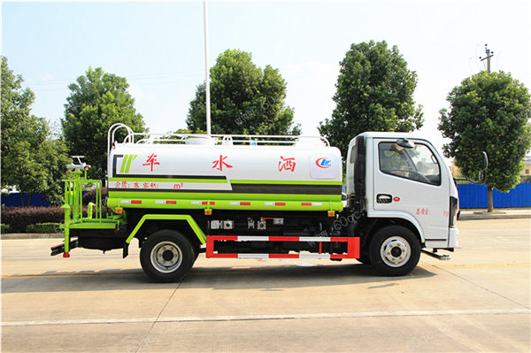 東風(fēng)多利卡D6灑水車(chē)