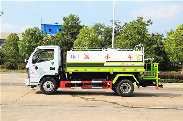 東風(fēng)多利卡D6灑水車(chē)