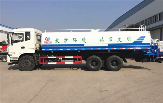 20噸東風(fēng)專(zhuān)用底盤(pán)后雙橋灑水車(chē)交付唐山客戶(hù)