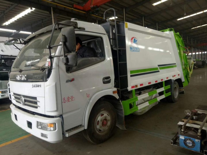 東風(fēng)多利卡側裝壓縮式垃圾車(chē)