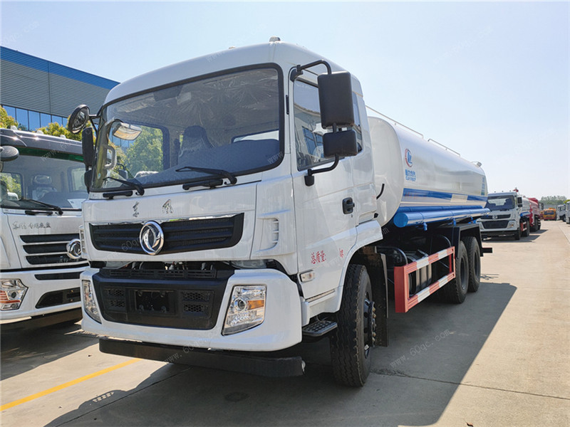 東風(fēng)新款雙橋灑水車(chē)