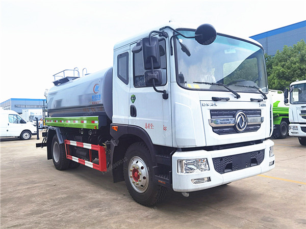 東風(fēng)多利卡D9新款霧炮車(chē)
