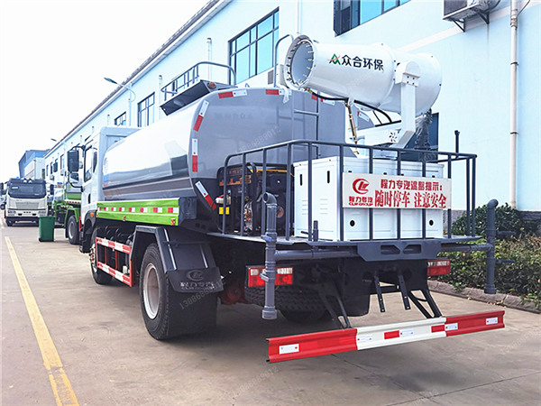 東風(fēng)多利卡D9灑水霧炮車(chē)