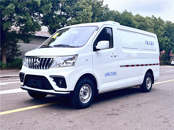 長(zhǎng)安睿行M80面包冷藏車